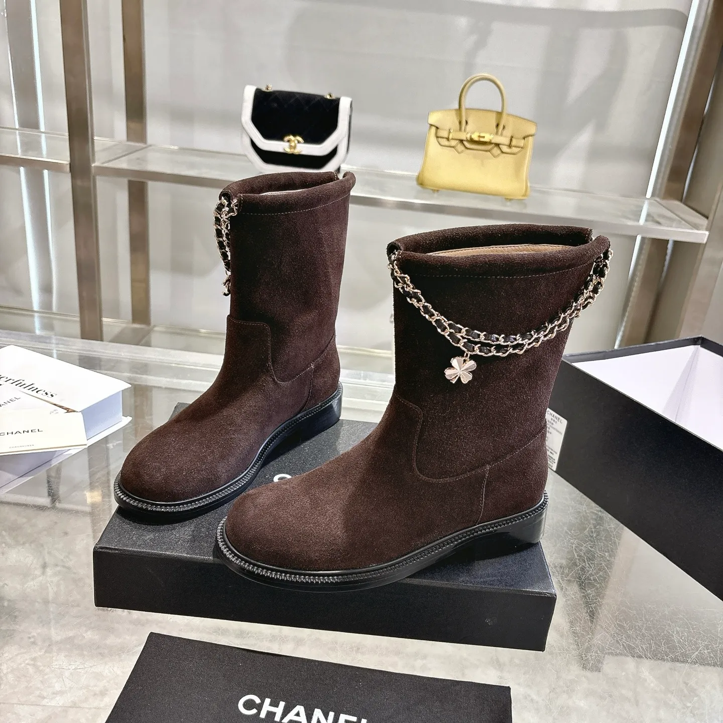 👟👟Ex-factory price 580👟👟 (Top version) CHANEL Chanel* Xiaoxiang new autumn and winter letter knight boots. This knight boot is really a representative of handsome fashion. The boots are embellished with Chanel letters, low-key yet luxurious! Simple, fashionable, individual and grand! The natural and smooth beauty has a beauty that is stunning in time. You should also show off your long legs in winter ~ Upper: imported calfskin Lining: water-dyed cowhide lining Heel height: about 3cm Size: 35-39 (40, 41 customization is not returnable)